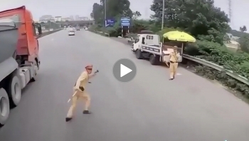 khuat tam nhin xe container suyt tong trung csgt dang lam nhiem vu