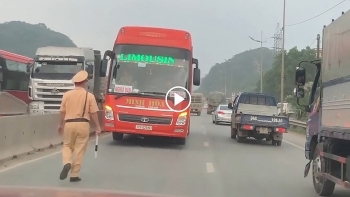 dung phai csgt xe giuong nam di giat lui tren quoc lo