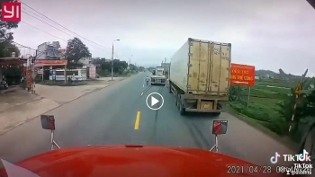 hai container ruot duoi ken cua nhau giua duong bat chap nguy hiem