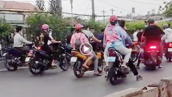nhieu quai xe chan o to tren quoc lo 22 de so toc do