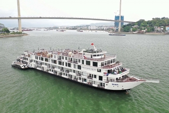 sieu du thuyen ambassador cruise go cach ly sau khi 56 nhan vien am tinh lan 1