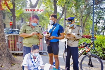 Hà Nội: Người nước ngoài ngỡ ngàng khi bị xử phạt vì không đeo khẩu trang