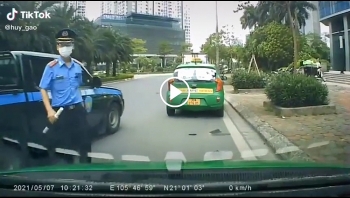 thay thanh tra giao thong taxi mai linh lach len via he bo chay