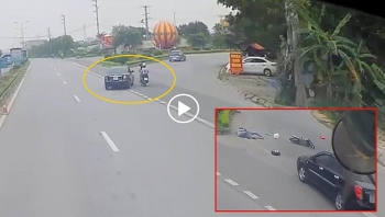 khoang khac o to re thieu quan sat khien 2 nguoi di may gap nan