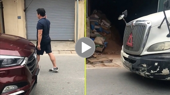 tu nhan la cong an ngoi giua duong chan dau xe container