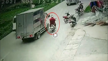 Cặp đôi may mắn thoát nạn trong gang tấc trước bánh xe tải