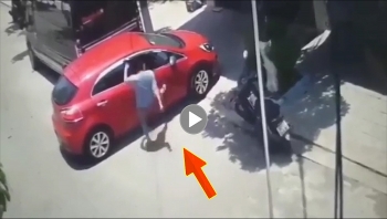 suyt va cham nguoi dan ong buc xuc lao vao danh nu tai xe