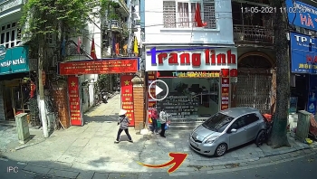 nham chan ga tai xe ui hang loat phuong tien tren via he