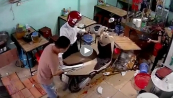 xe may mat lai ha canh vao giua quan an