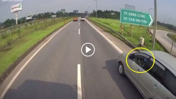 Xe Innova lùi trên cao tốc Thái Nguyên khiến hàng loạt tài xế bức xúc bấm còi