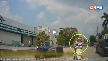 nguoi phu nu di xe may quat thao bat o to phai nhuong duong minh