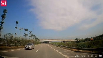 Đi ngược chiều trên cao tốc, tài xế cố tình bỏ chạy trước mặt CSGT