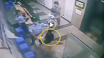 clip nguoi phu nu khong deo khau trang hanh hung bao ve chung cu