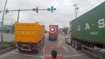 nam thanh nien di xe may than nhien tat dau container de sang duong