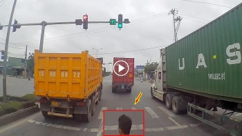 Nam thanh niên đi xe máy "thản nhiên" tạt đầu Container để sang đường