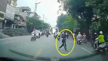cau be vong tay cui dau cam on khi duoc tai xe nhuong duong