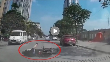 qua nga 4 khong quan sat xe may bi ha do van