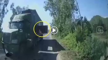 xe khach bi container tat vo kinh xe