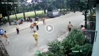 nhom thanh nien tu tap boc dau ru ga trong khu pho bi nguoi dan day do