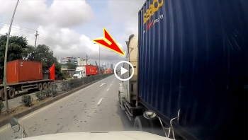 vuot au container va cham manh voi xe khac roi bo chay
