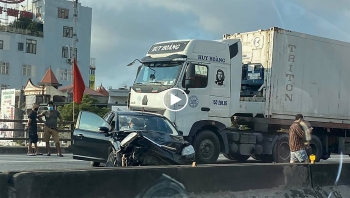Khoảng khắc Container gây tai nạn đâm xe 5 chỗ 'vỡ đầu'