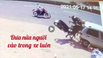 lac tay lai 2 thanh nien lao dau vao xe o to dang dung do