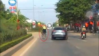 thot tim canh tai xe o to danh lai tranh nguoi phu nu dap xe sang duong