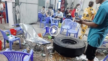 xe moi truong rung banh lan thang vao quan nhau