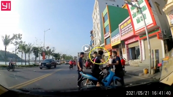 tai xe tom gon thanh nien phong nhanh lang lach dam hu hong xe o to cua minh