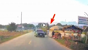 do xe o to giua duong tai xe xuong mua nem chua quen luon khong dong cua