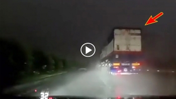 hai hung canh vuot xe troi mua voi pha ban nuoc tu than tren duong