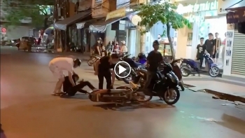 tu tap dua xe 1 thanh nien trong nhom nhan cai ket dang