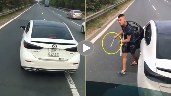 Thanh niên lái Mazda chặn đầu xe khác giữa cao tốc còn cầm ‘cờ lê' dọa đánh người