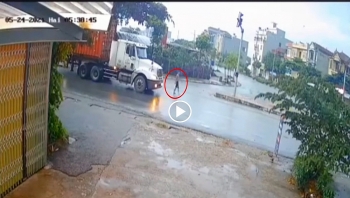 nguoi dan ong nhieu lan lao vao container de tu tu va cai ket