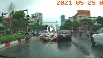 troi mua duong tron nguoi di xe may tu nga lao vao banh xe o to
