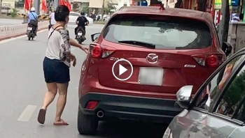 nu tai xe madaz cx5 tong mop suon o to khac dang do ben duong roi bo di