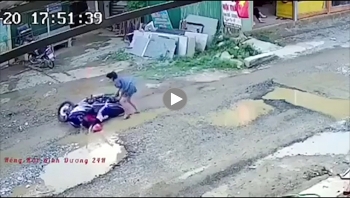 nguoi phu nu vo tinh khien con gap nguy hiem khi de con tren xe do ben duong