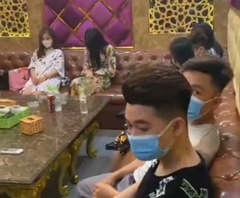 bat chap lenh cam nha hang itaewon van to chuc cho khach hat karaoke giua mua dich