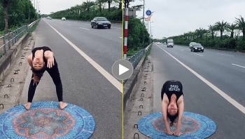 co gai hon nhien trai tham tap yoga ngay tren cao toc
