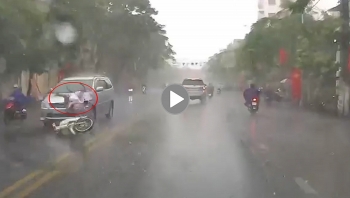 khoanh khac oto 7 cho dam trung nu sinh di xe may duoi troi mua