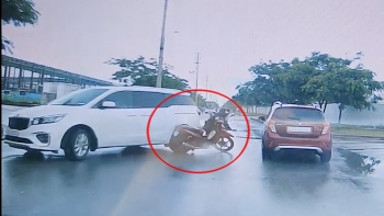 xe may di nhanh lao thang o to dang dang sang duong