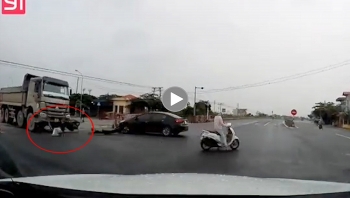 Khoảng khắc xe máy 'gặp nạn' vì tông trúng ô tô con sang đường