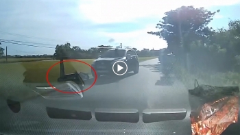 co chan dap xe may khac 2 nam thanh nien bi xe o to huc bay xuong ruong