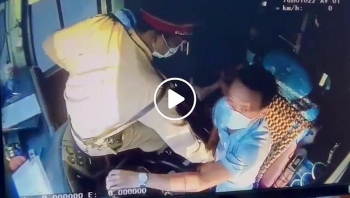 tai xe xe khach nhot csgt phong xe bo di khi duoc yeu cau kiem tra y te