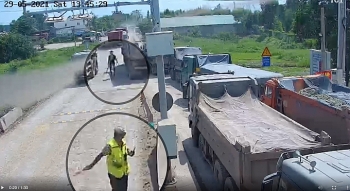 doi chem nhan vien tram thu phi bot vi bi yeu cau mua ve
