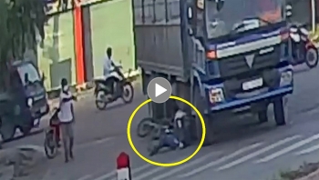 nga nam ngay duoi banh xe tai nguoi dan ong thoat chet than ky