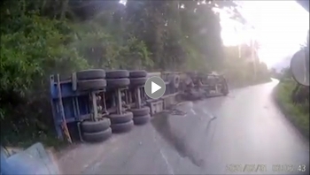 xe container lat nghieng xuong duong vi om cua khong giam toc do