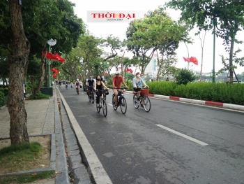nhieu nguoi co tinh tu tap o khu vuc ho tay de tap the duc
