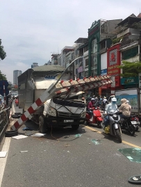 Hà Nội: Đi nhầm đường, tài xế xe tải đâm gẫy barie cầu vượt Thái Hà