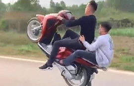 trieu tap thanh nien quay clip boc dau xe may khoe len facebook